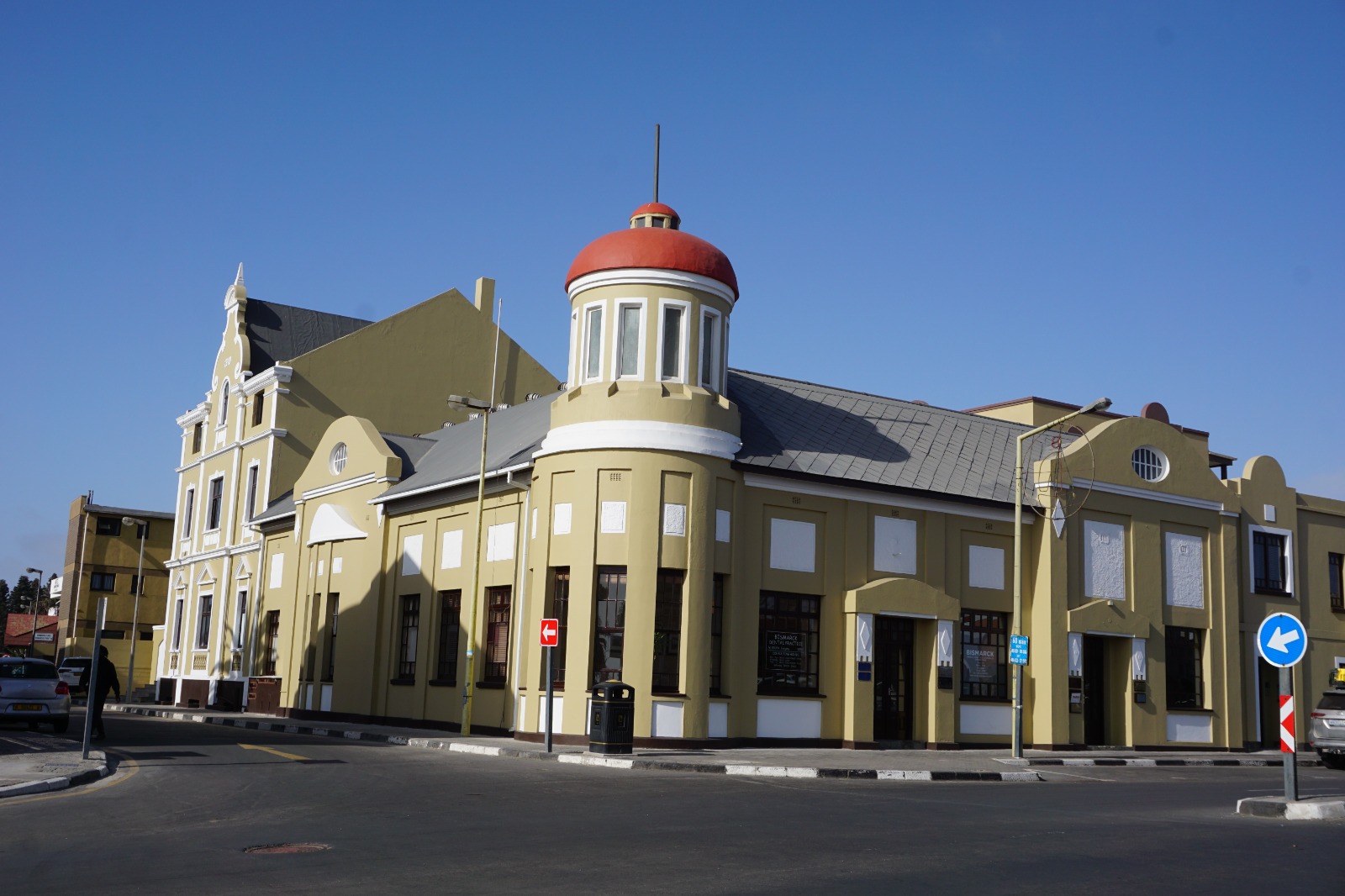 Endlose Schotterpisten in der Namib-Wüste
